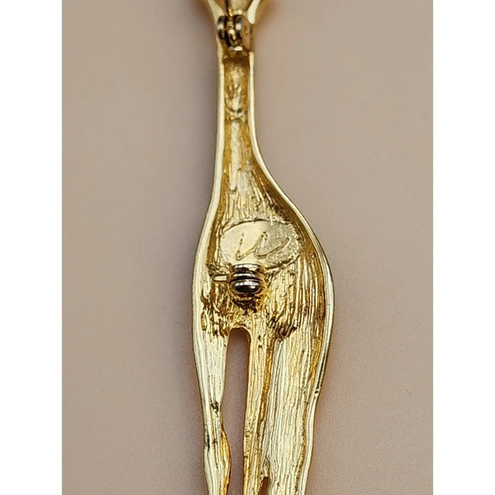 Vintage‎ LIZ CLAIBORNE LC Signed Gold Tone Brown Flake Enamel Giraffe Brooch Pin
